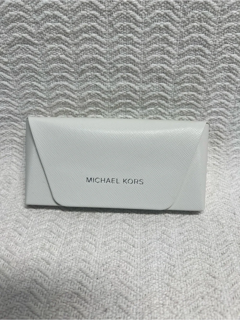 michael kors / white textured sunglasses case